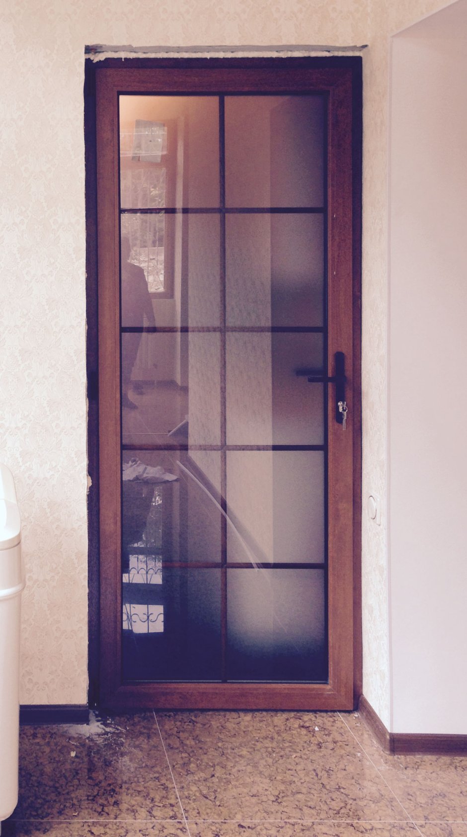 Двери входные пластиковые со стеклом профиль 70мм