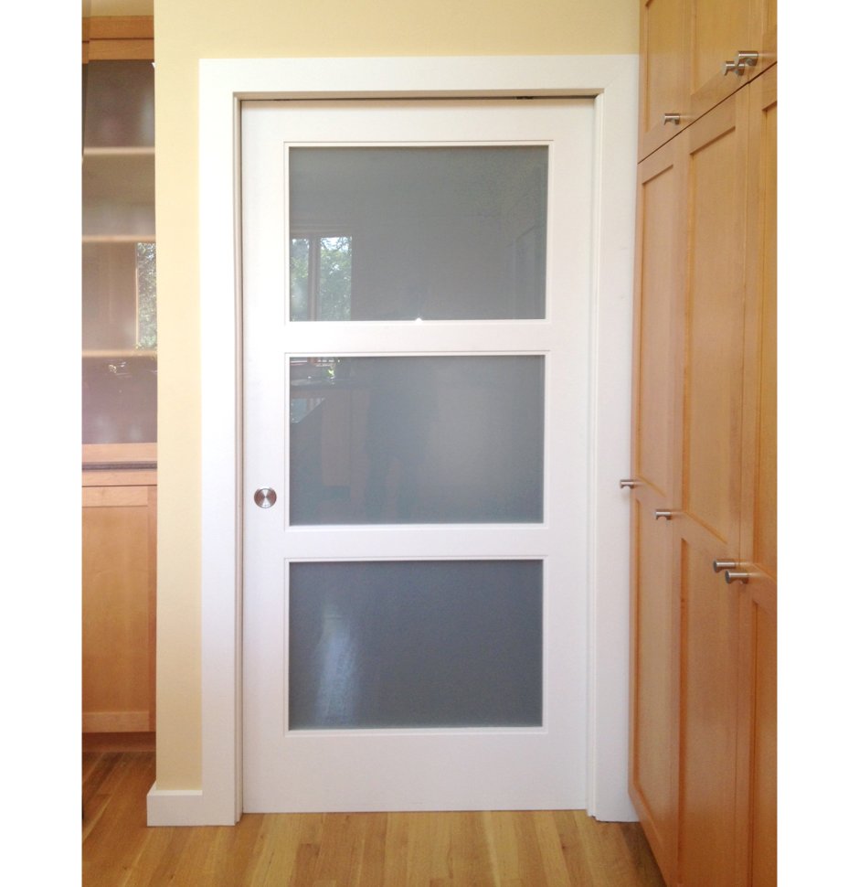 Пластиковая дверь с матовым стеклом