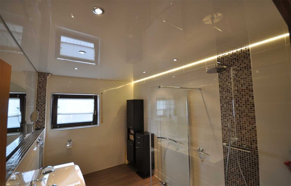 Натяжной потолок в ванной комнате