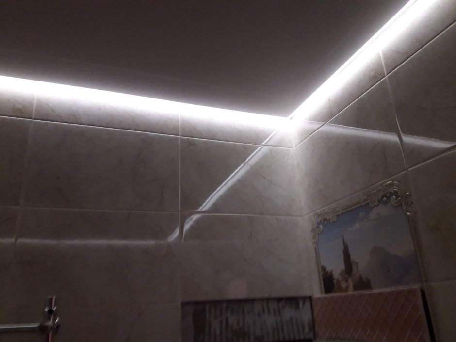 Парящий потолок в ванной