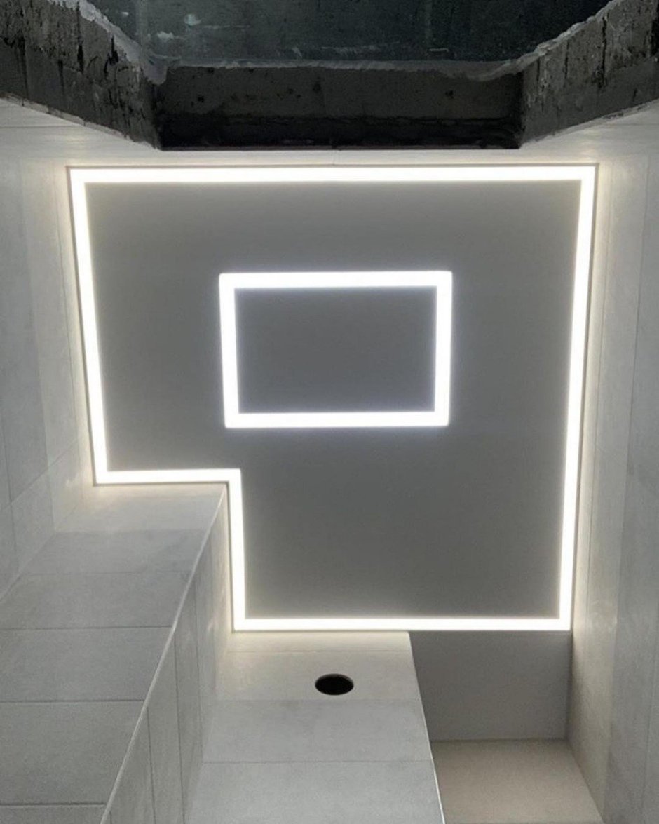 Световые линии на потолке в ванной