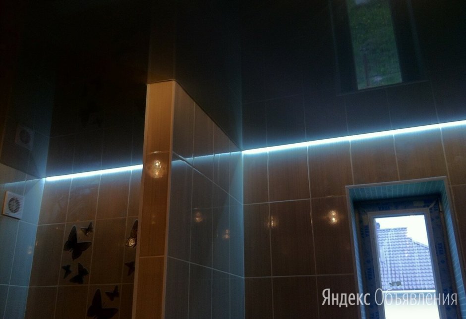 Натяжной потолок в ванной с подсветкой