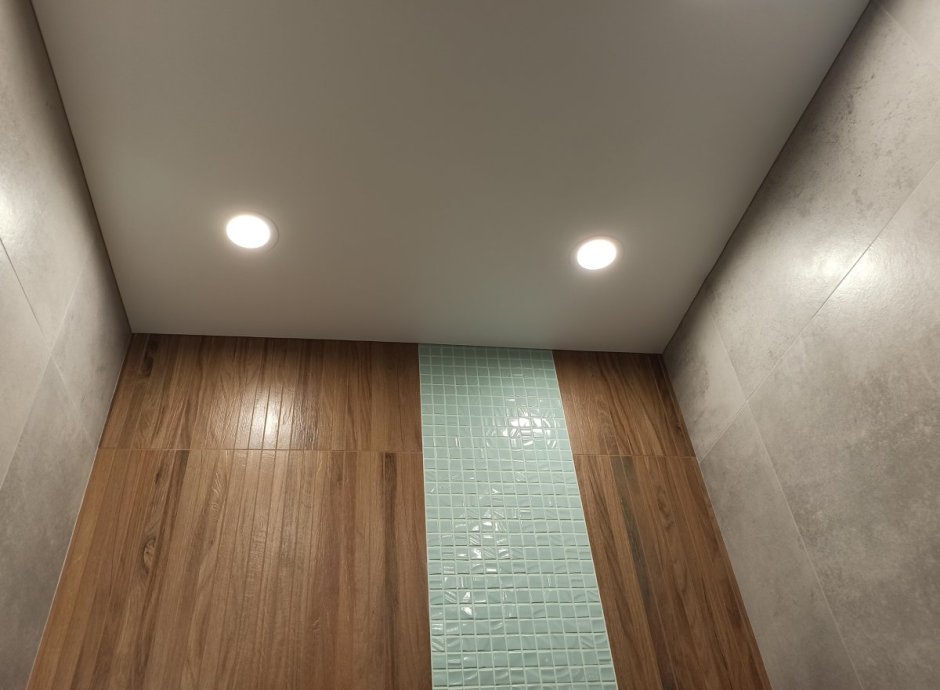 Потолок без плинтуса в интерьере