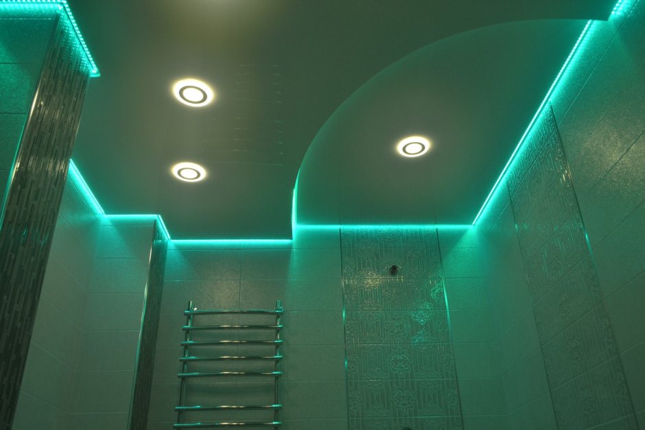 Парящий потолок с подсветкой в ванной