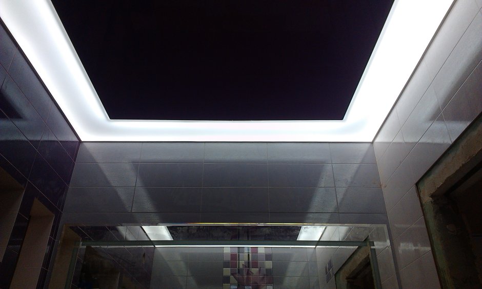 Светящийся натяжной потолок в ванной