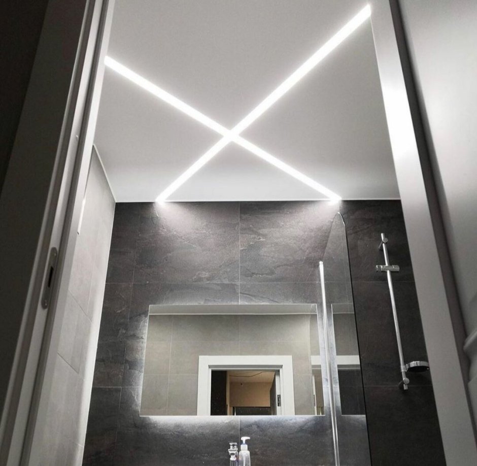 Световые линии на натяжном потолке в туалете