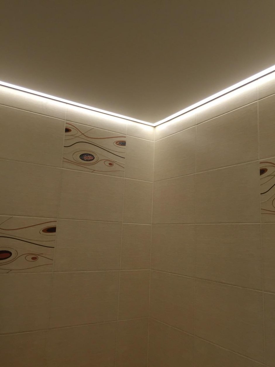 Светодиодная подсветка потолка в ванной