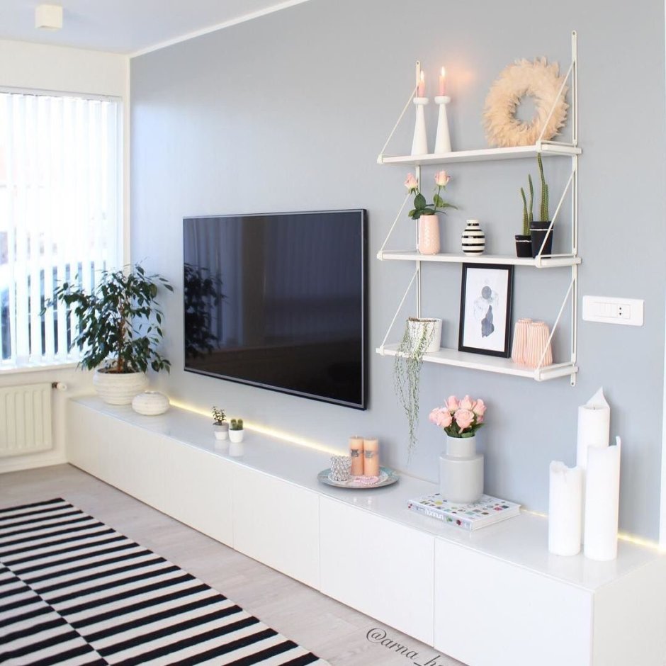 Полки над телевизором в гостиной