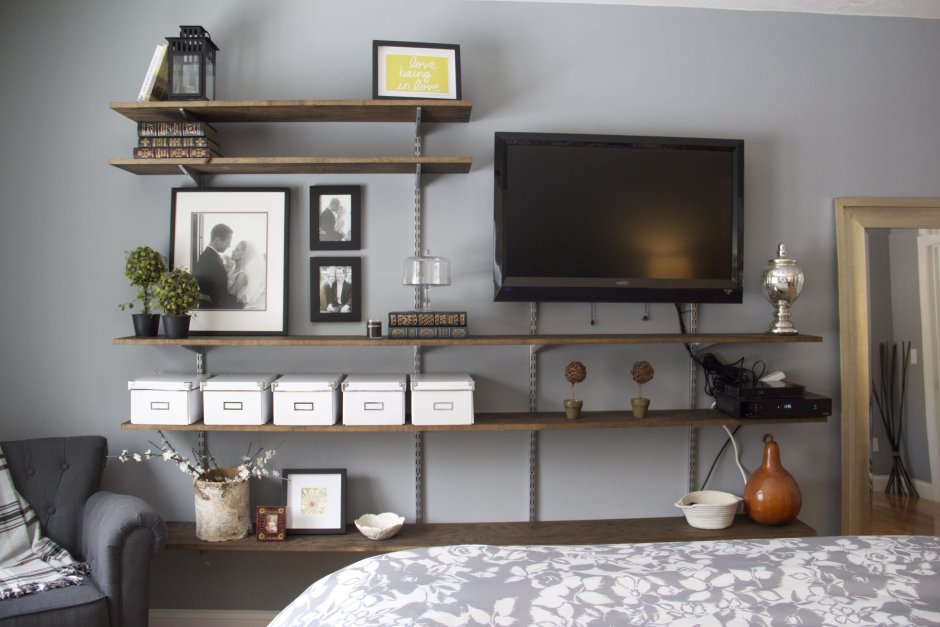Полки вокруг телевизора
