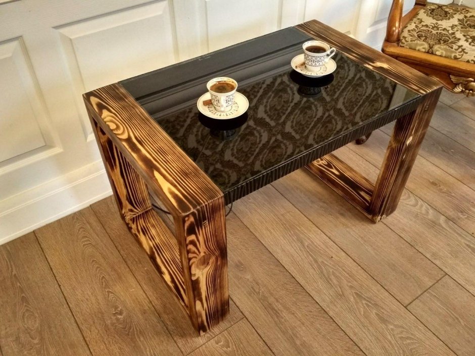 Кофейный столик из дерева