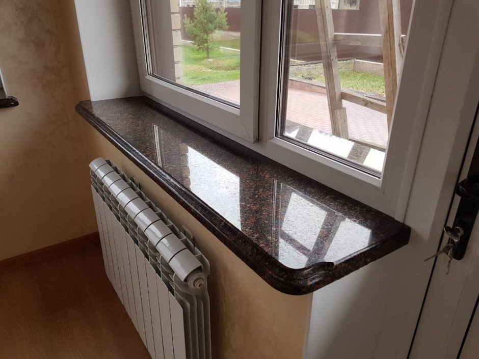 Коричневый подоконник в интерьере