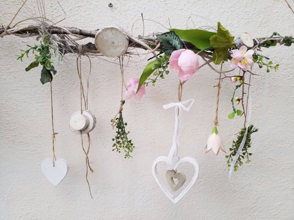 Подвесное украшение из веток