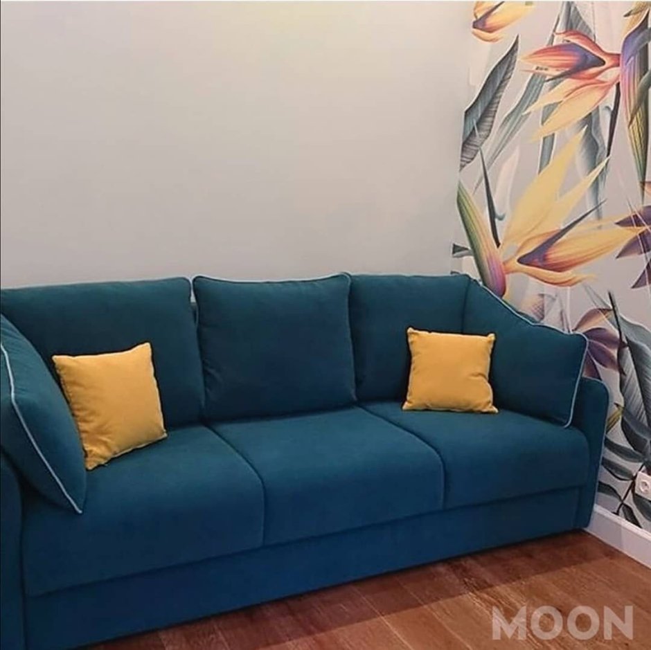 Синий диван с горчичными подушками