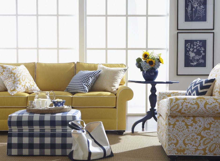 Желтый диван в голубом интерьере