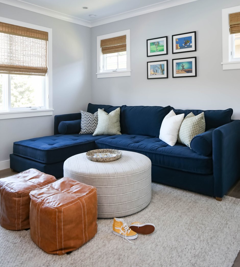 Бежевый диван с синими подушками