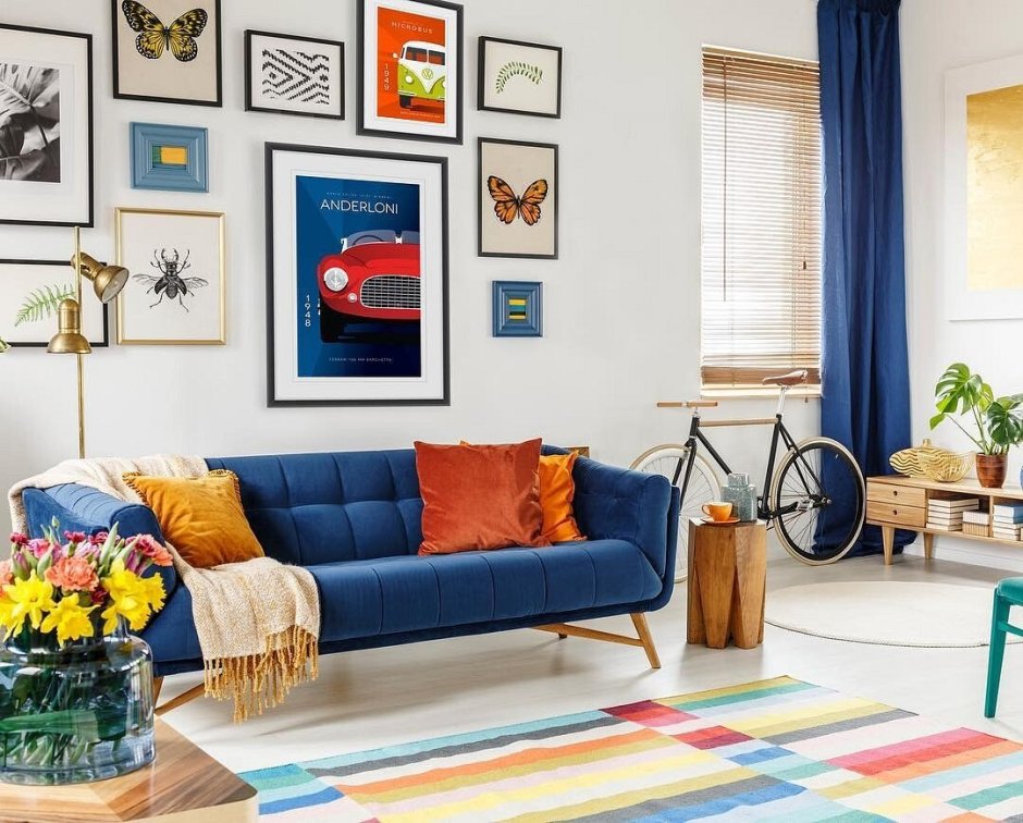 Синий диван с оранжевыми подушками