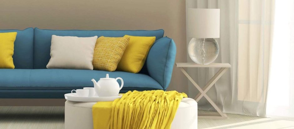 Серый диван с горчичными подушками