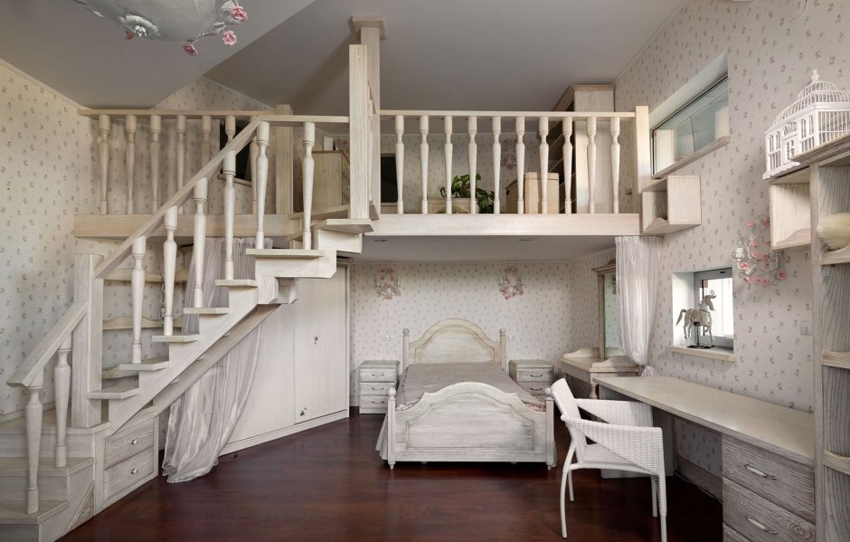 Комната с антресолью