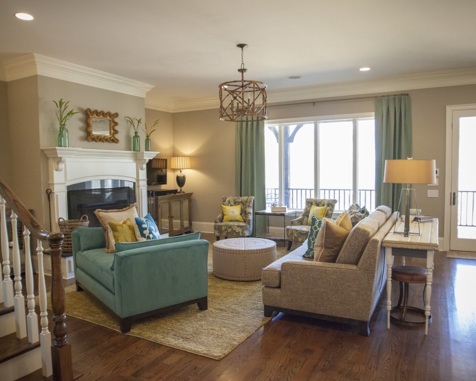 Диван посередине гостиной