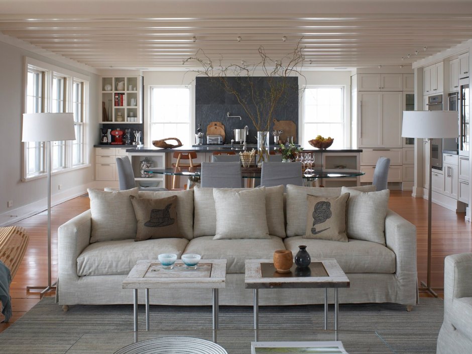 Диван в центре гостиной