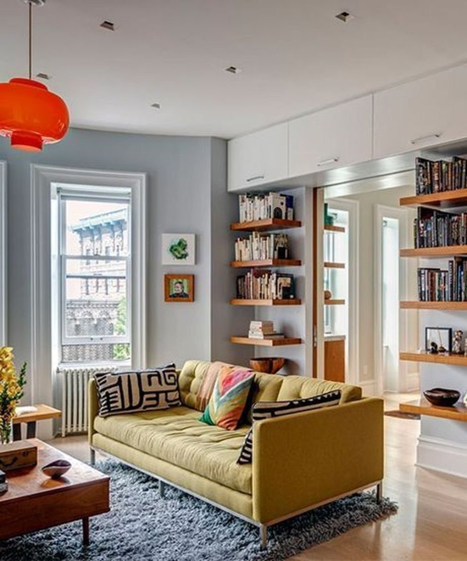 Диван посередине комнаты