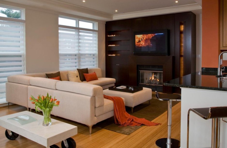 Диван посередине комнаты