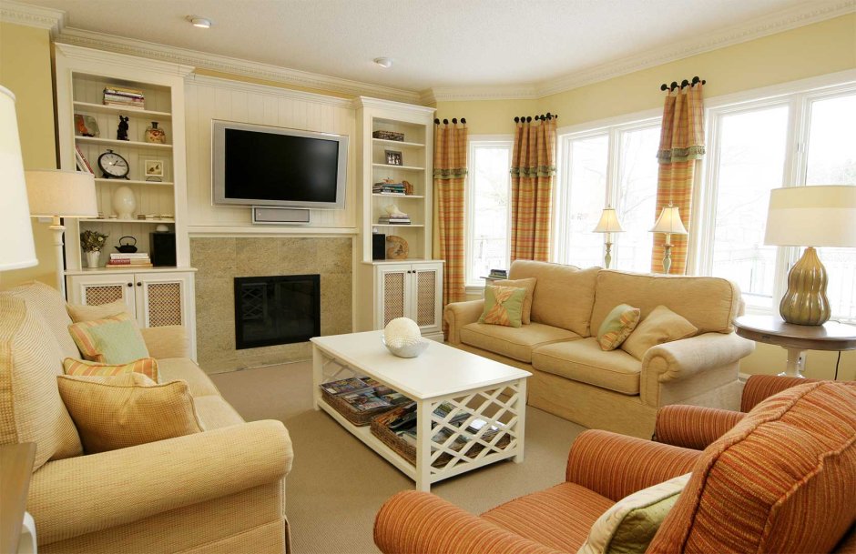 Гостиная с двумя диванами напротив