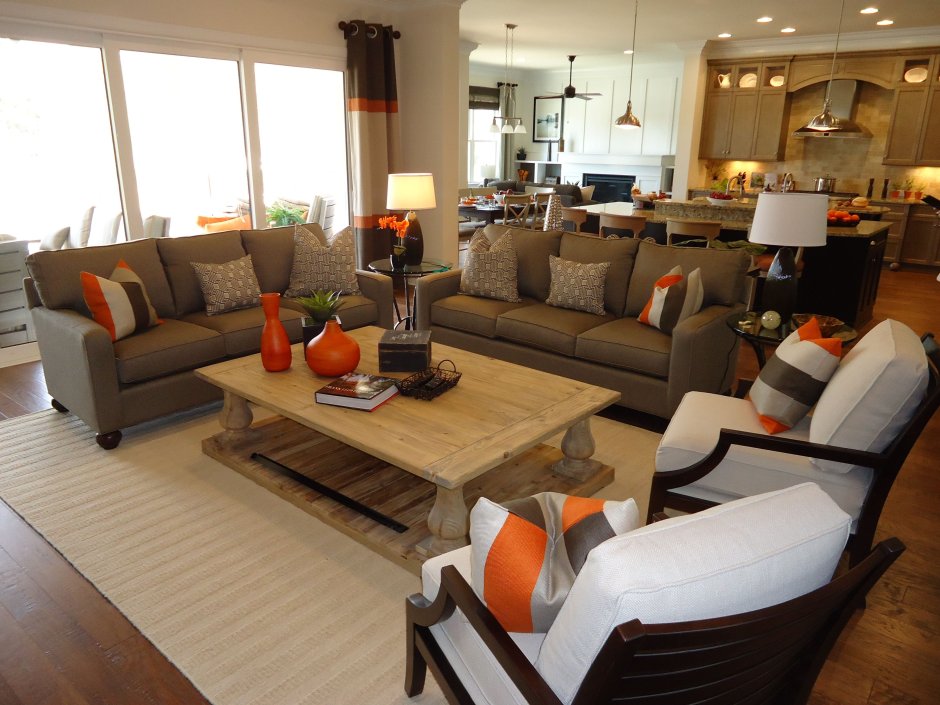 Гостиная с диваном посередине