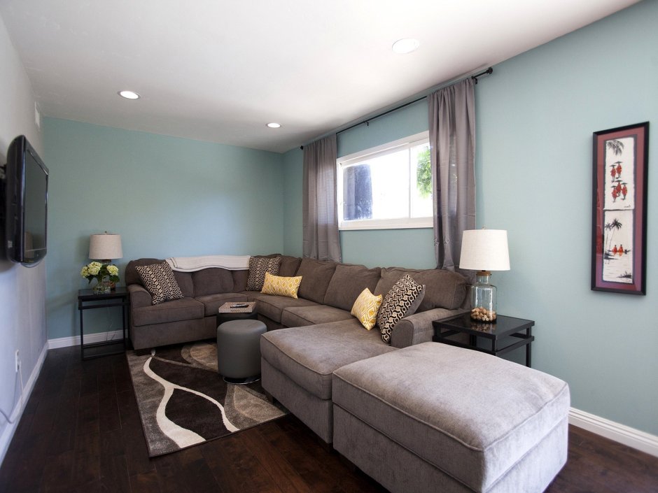 Гостиная с окном на длинной стене