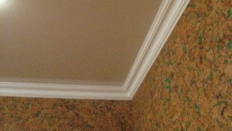 Потолочный плинтус для натяжных потолков