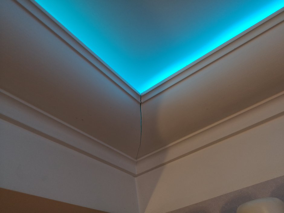 Черный плинтус для натяжного потолка