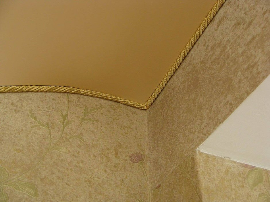 Потолочный плинтус для натяжных потолков