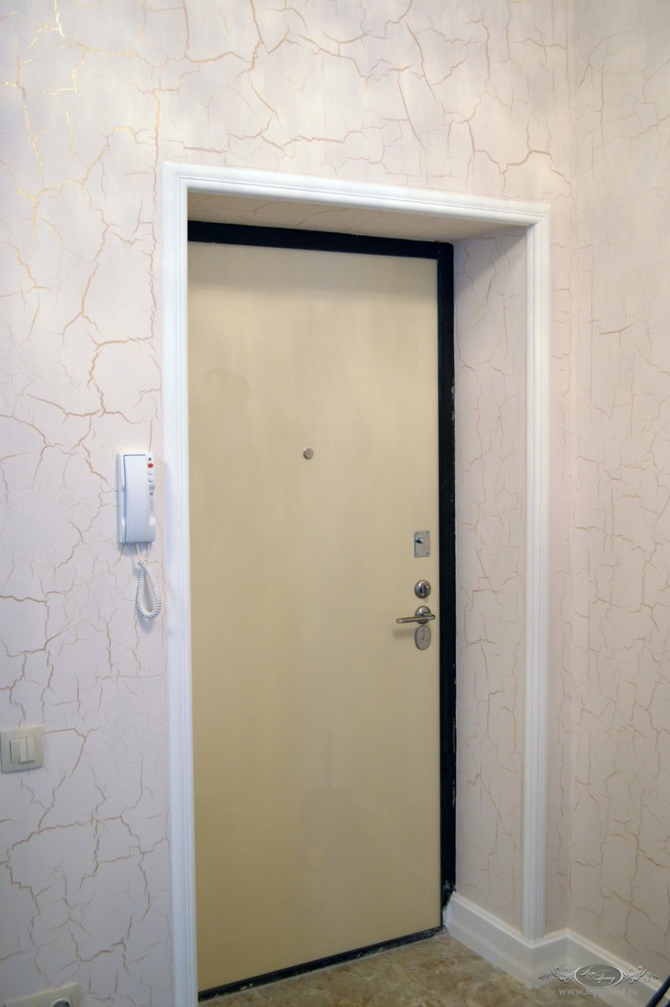 Обрамление дверного проема входной двери