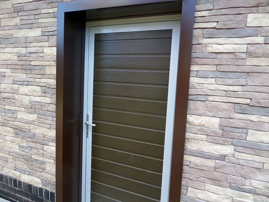 Отделка входной двери сайдингом