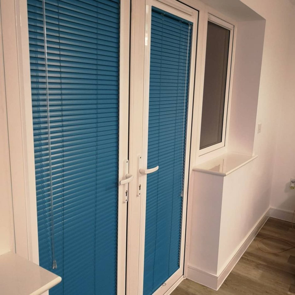 Жалюзи на пластиковые двери