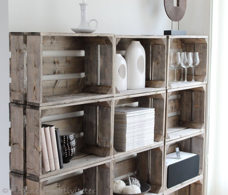 Стеллаж из деревянных ящиков
