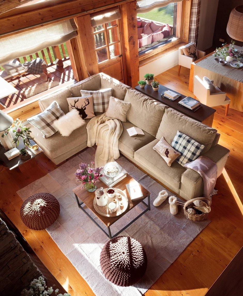 Уютная гостиная в загородном доме