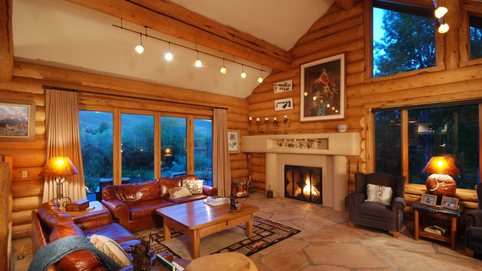 Уютный деревянный домик внутри