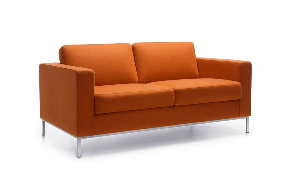 Оранжевый диван с металлическими ножками