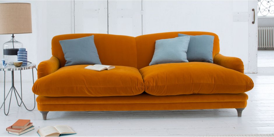 Оранжевый диван в интерьере