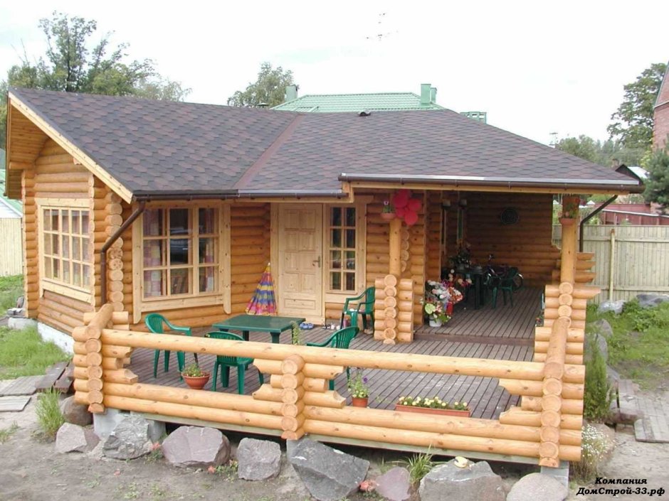 Сруб бани с беседкой под одной крышей