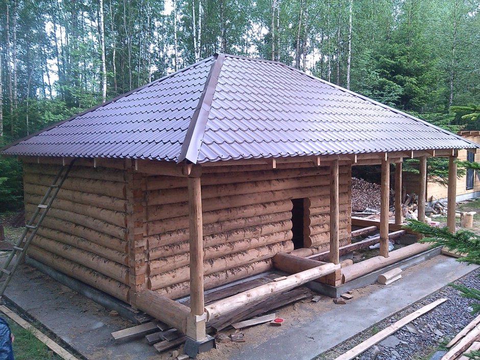 Баня 6х6 из бревна с вальмовой крышей