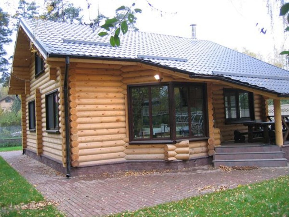 Баня из оцилиндрованного бруса с террасой