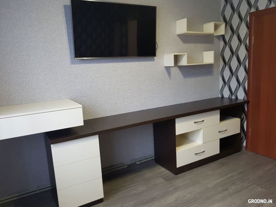 Компьютерный стол с навесными полками