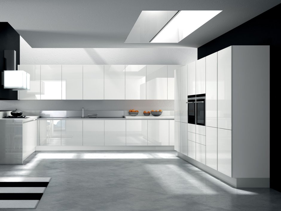 Кухня с белыми глянцевыми фасадами