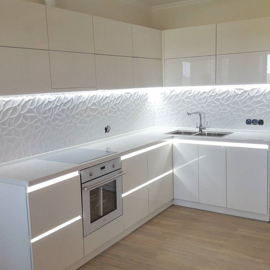 Белая глянцевая кухня