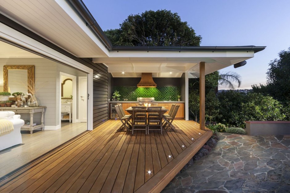 Красивый дом с террасой