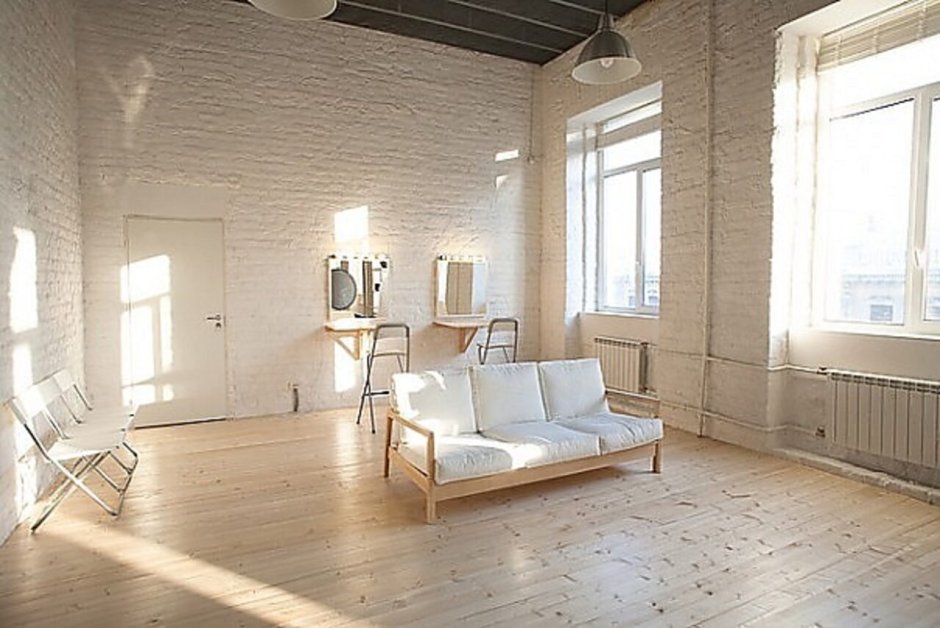 White loft. Монохром лофт фотостудия. Белая стена в фотостудии. Фотостудия белый кирпич. Белый лофт Москва.