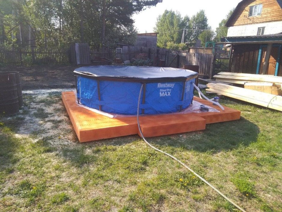 Бассейн Интекс с подиумом