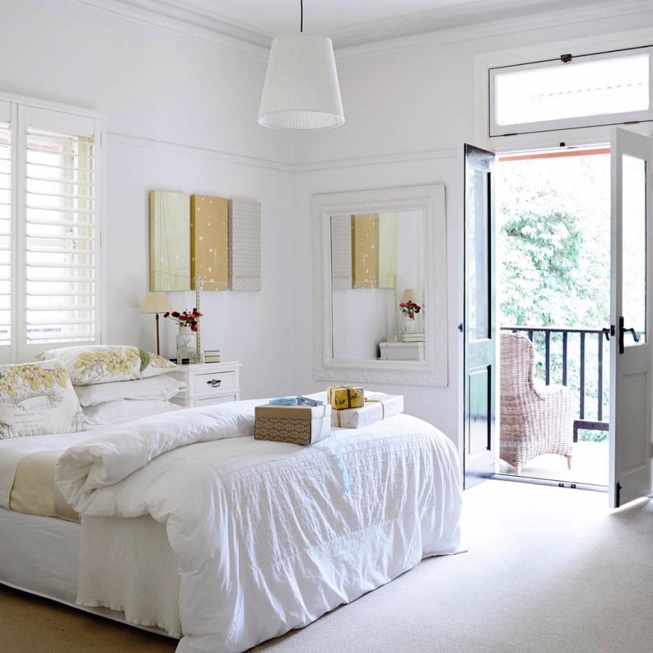 Спальня с белыми стенами